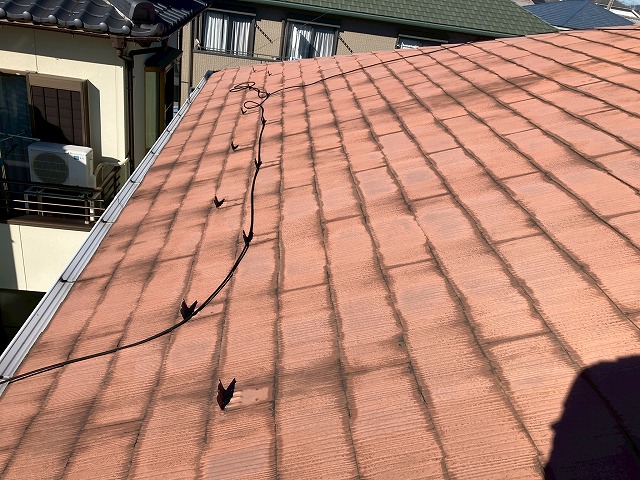 岐阜市で「前回の塗装から時間が経った」スレート屋根のカバー工事見積依頼！シミなどの劣化状況を確認